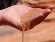 Du sable dans la main. // Source : Pexels