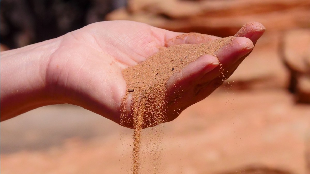 Du sable dans la main. // Source : Pexels