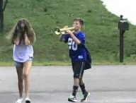 Un mème avec une trompette
