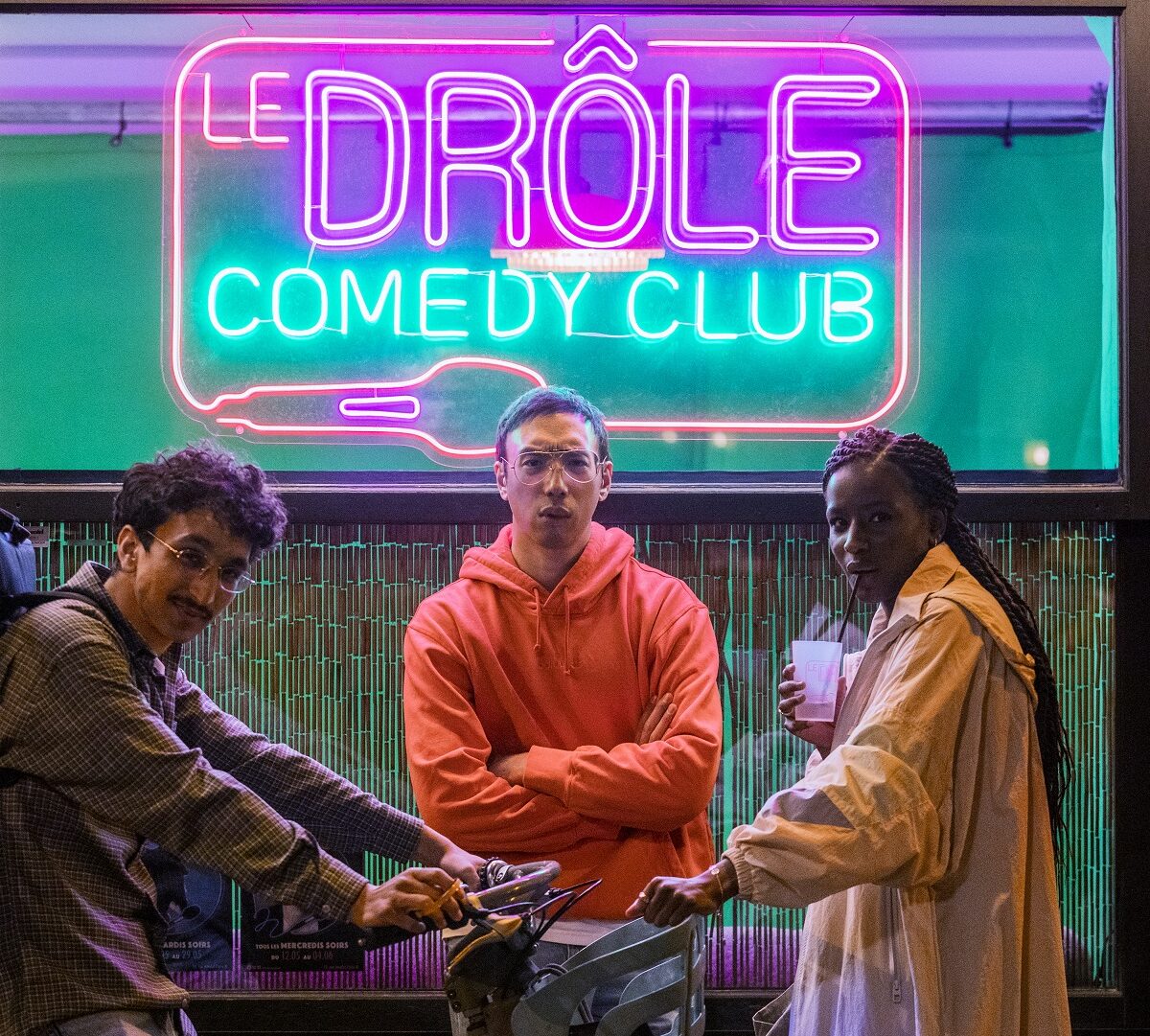 Nezir, Bling et Aïssatou se réunissent au Drôle Comedy Club pour tester leurs vannes // Source : Mika Cotellon/Netflix