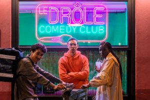 Nezir, Bling et Aïssatou se réunissent au Drôle Comedy Club pour tester leurs vannes // Source : Mika Cotellon/Netflix