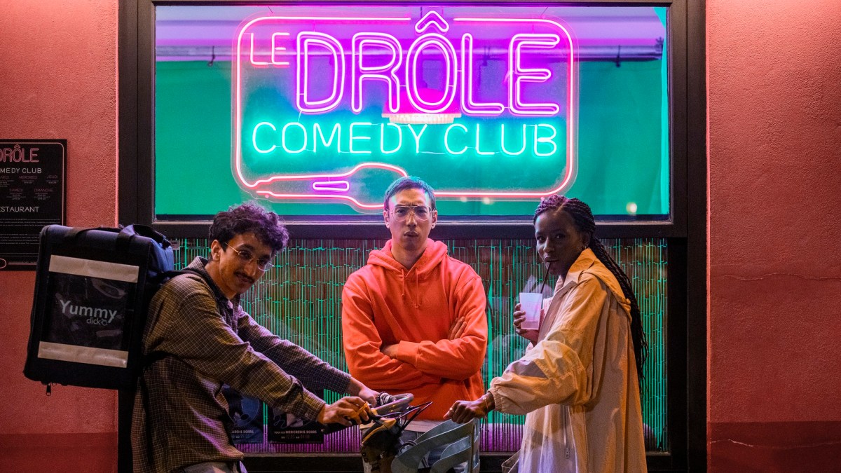 Nezir, Bling et Aïssatou se réunissent au Drôle Comedy Club pour tester leurs vannes // Source : Mika Cotellon/Netflix