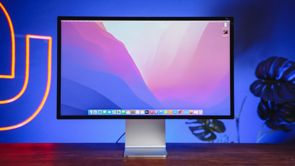 Le Studio Display d'Apple coûte plus de 2 fois le prix du Mac mini. // Source : Louise Audry pour Numerama