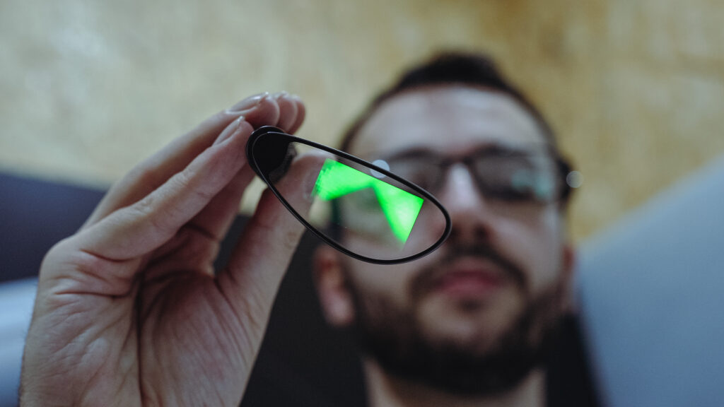 Les lunettes d'Oppo projettent des informations. // Source : Louise Audry pour Numerama