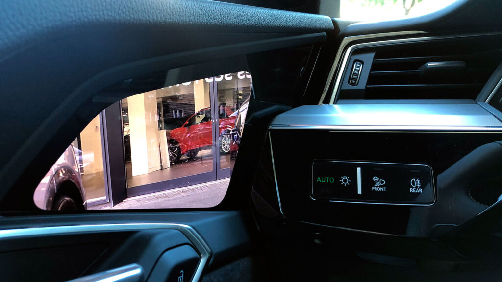 Ecran de contrôle de la caméra sur Audi e-tron // Source : Raphaelle Baut pour Numerama