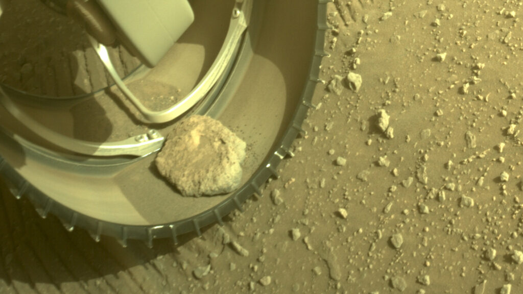 La roue de Perseverance, le 7 mars (371e sol de la mission). // Source : NASA/JPL-Caltech