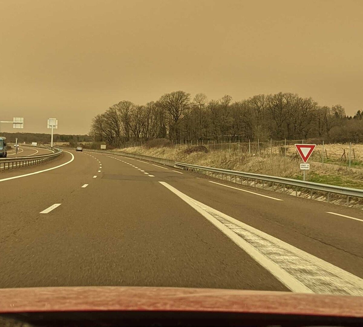 Le ciel devient « ocre » dans les zones touchées par le nuage de poussières. // Source : Image Numerama