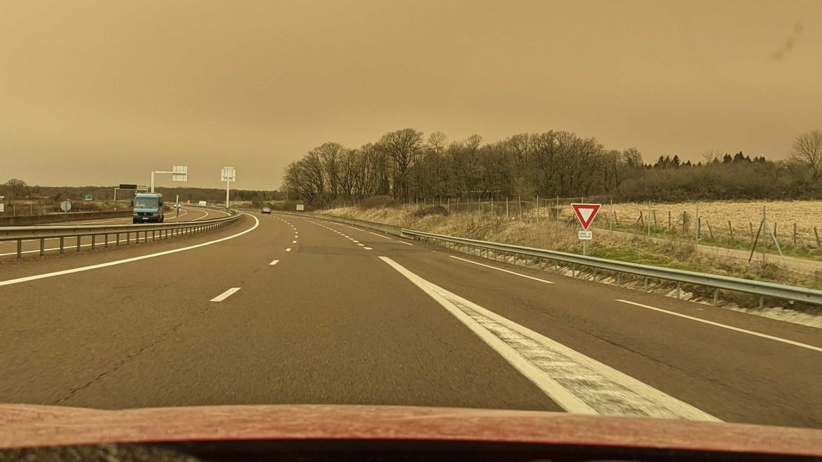 Le ciel devient « ocre » dans les zones touchées par le nuage de poussières. // Source : Image Numerama