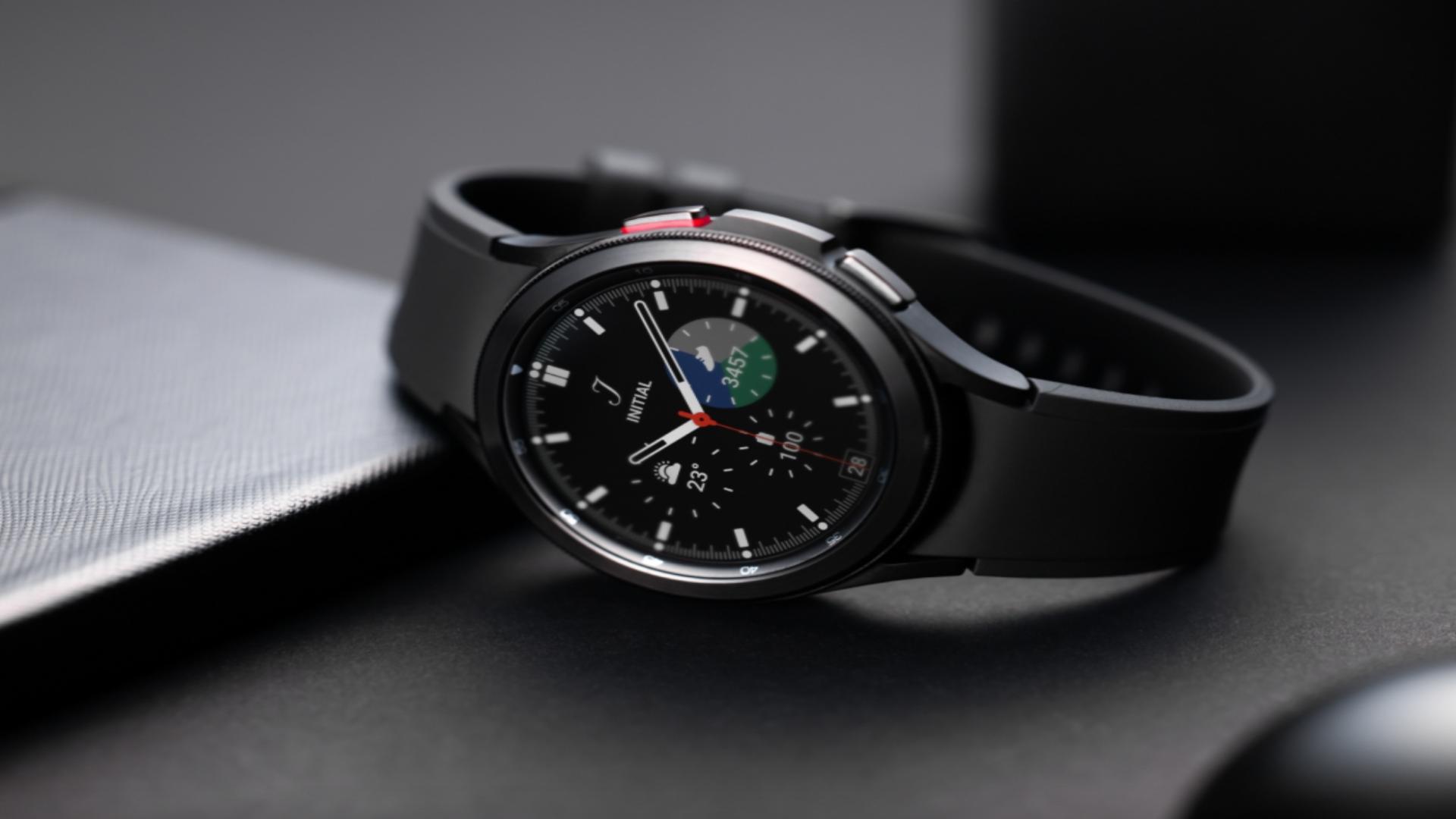 À 299 euros, le pack Samsung Galaxy Watch 4 Classic + Buds Plus est moins  cher que la montre seule - Numerama