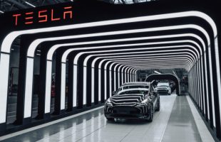 Le Tesla Model Y dans l'usine Gigafactory 4 // Source : Tesla