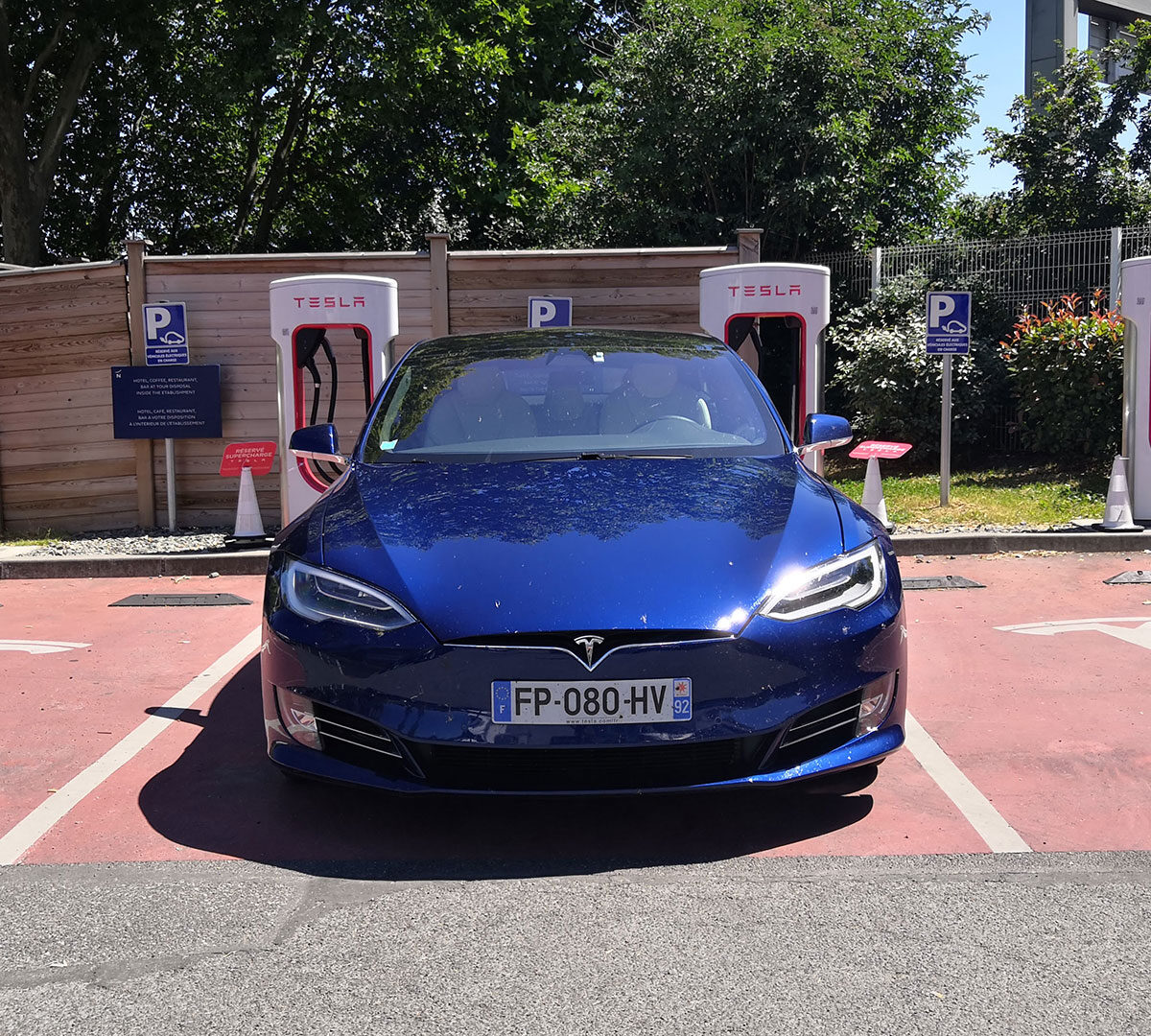 Tesla Model S en charge sur un superchargeur // Source : Raphaelle Baut pour Numerama