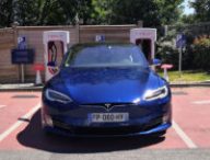 Tesla Model S en charge sur un superchargeur // Source : Raphaelle Baut pour Numerama