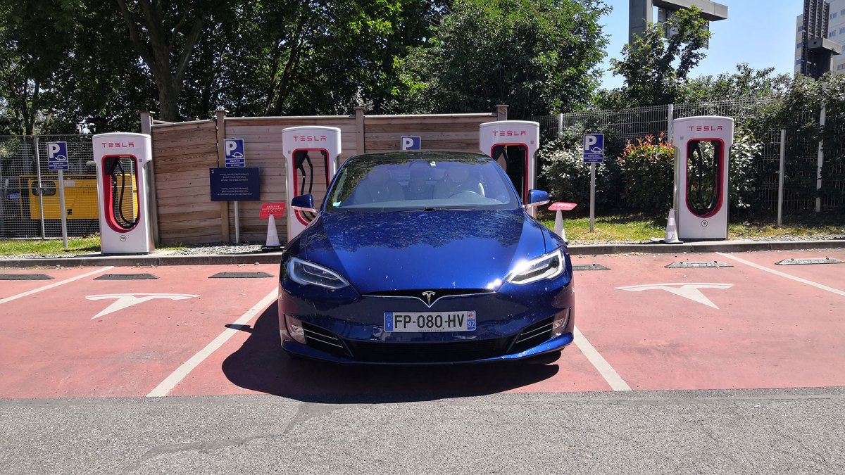 Tesla Model S en charge sur un superchargeur // Source : Raphaelle Baut pour Numerama