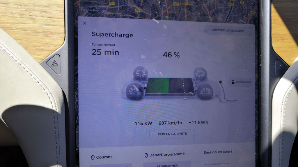 Tesla Model 3 en charge rapide // Source : Raphaelle Baut pour Numerama
