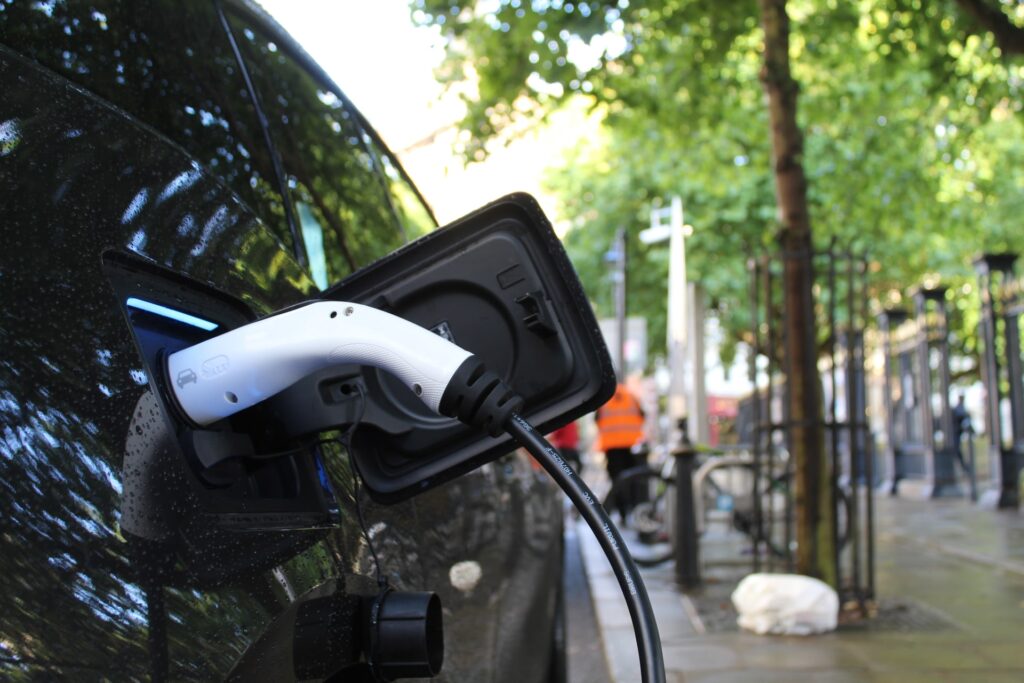 Sera-t-il bientôt possible de louer une voiture électrique à moins de 100 e/mois ?  // Source : Andrew Roberts / Unsplash