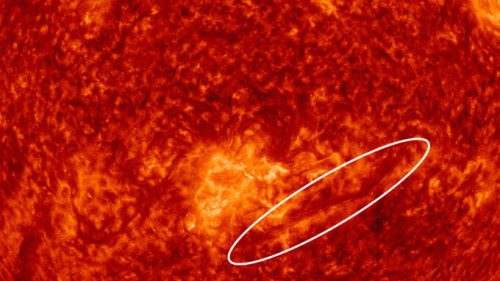 Zoom sur le Soleil le 3 avril 2022. // Source : SDO (image recadrée et annotée)