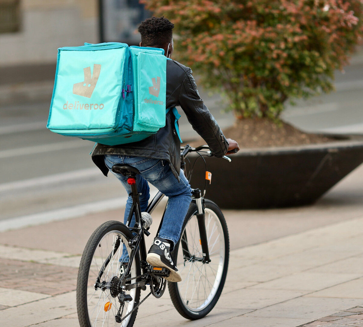 Livraison Deliveroo. // Source : Flickr/CC/Nicolas DUPREY/ CD 78 (photo recadrée)