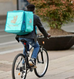 Livraison Deliveroo. // Source : Flickr/CC/Nicolas DUPREY/ CD 78 (photo recadrée)
