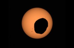 L'éclipse solaire vue par Perseverance sur Mars. // Source : Capture d'écran YouTube  NASA Jet Propulsion Laboratory