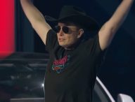 Elon Musk lors d'une conférence Tesla au Texas. // Source : Capture d'écran YouTube