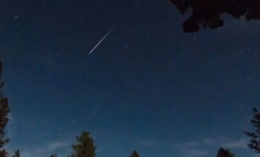 Une étoile filantes des Lyrides. // Source : Flickr/CC/Rocky Raybell (photo recadrée)