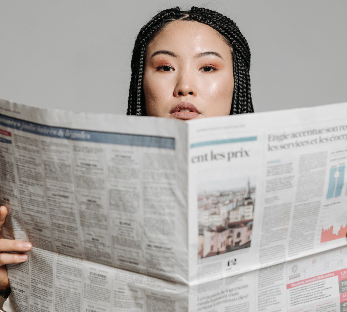 Une femme lisant un journal. // Source : Pexels/Pavel Danilyuk (photo recadrée)