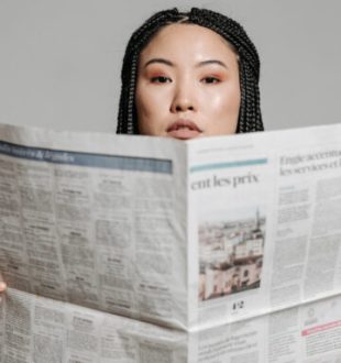 Une femme lisant un journal. // Source : Pexels/Pavel Danilyuk (photo recadrée)