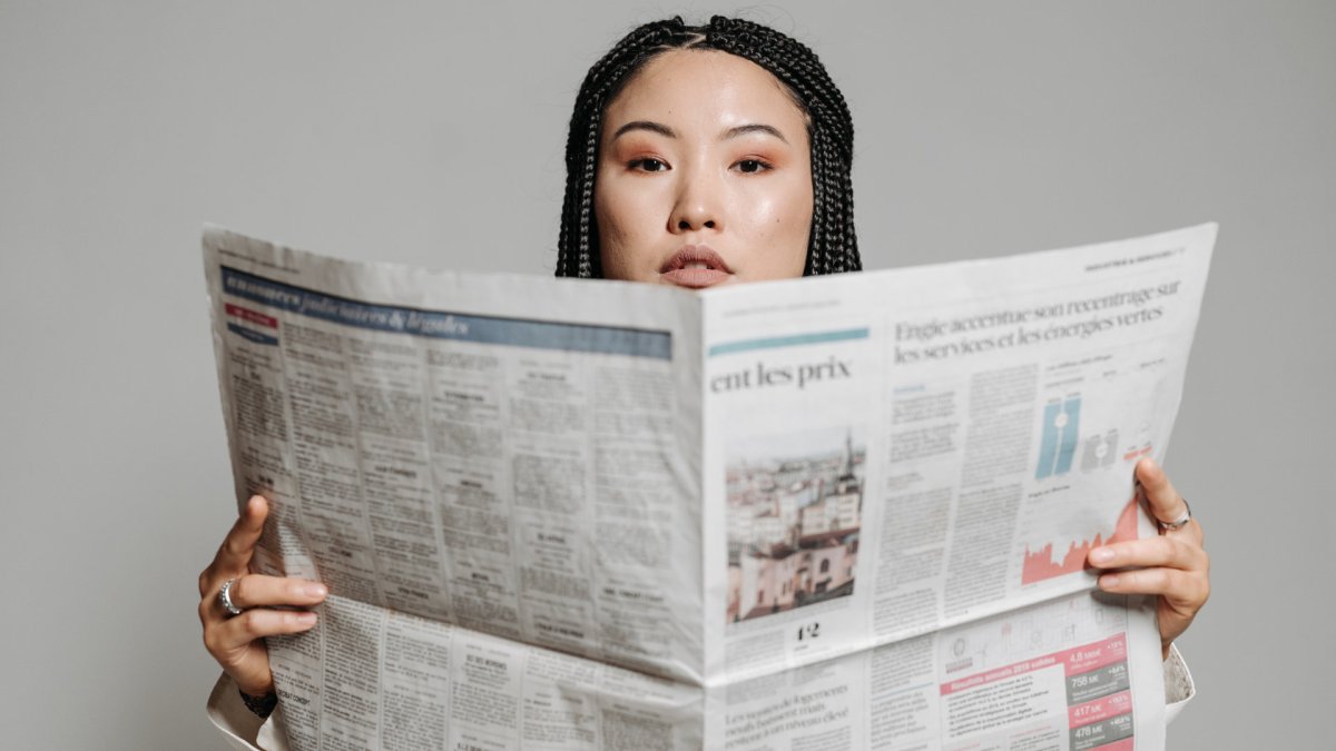 Une femme lisant un journal. // Source : Pexels/Pavel Danilyuk (photo recadrée)