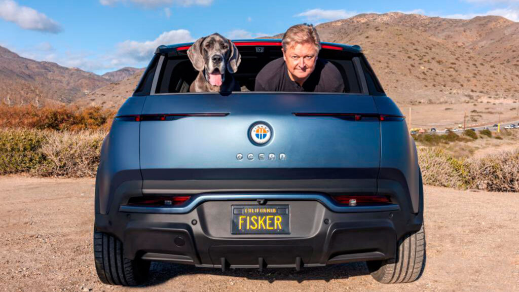 Henrik Fisker dans le coffre du Fisker Ocean // Source : Compte Twitter Henrik Fisker