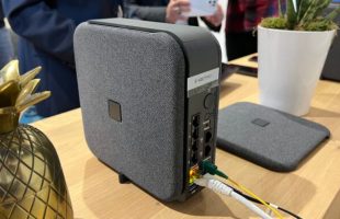 La Livebox 6 Orange doit être utilisée verticalement. // Source : Numerama