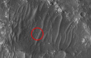 Ingenuity sur Mars. // Source : NASA/JPL-Caltech/University of Arizona (photo recadrée)