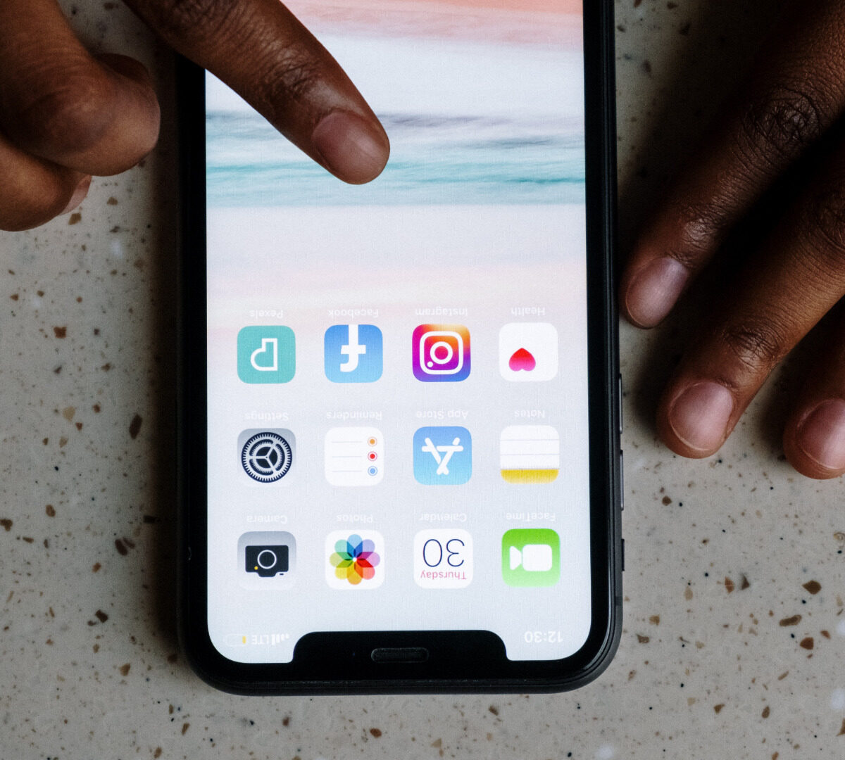 Un iPhone. // Source : Pexels/cottonbro (photo recadrée)