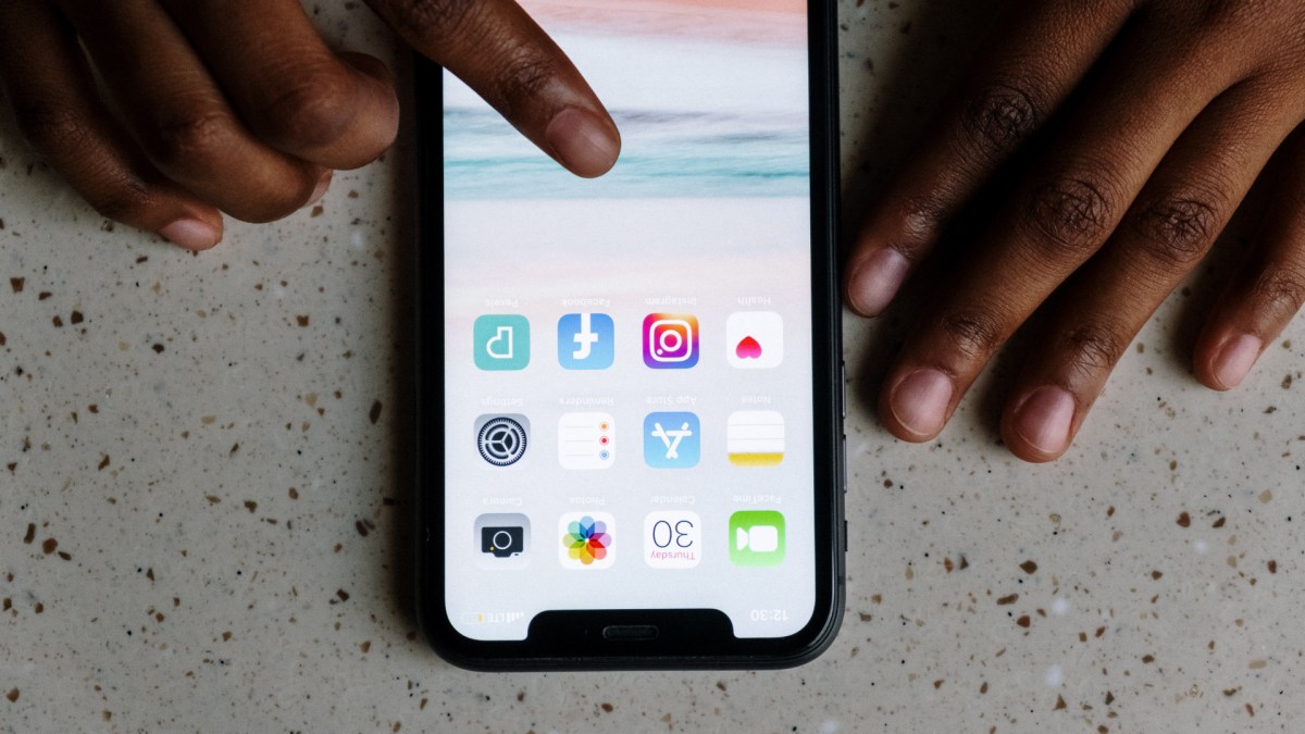 Un iPhone. // Source : Pexels/cottonbro (photo recadrée)