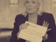 Marine Le Pen pendant le débat, avec son tweet imprimé. // Source : Capture d'écran YouTube franceinfo, modification Numerama