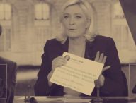 Marine Le Pen pendant le débat, avec son tweet imprimé. // Source : Capture d'écran YouTube franceinfo, modification Numerama