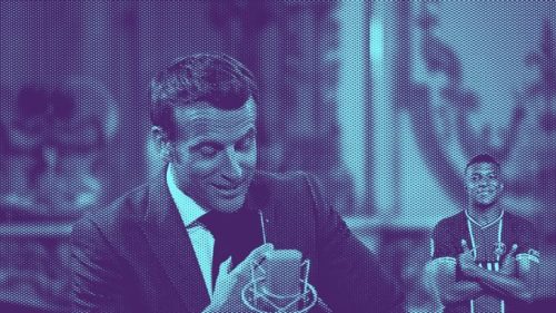 Macron qui parle dans son iPhone. // Source : YouTube/McFly et Carlito