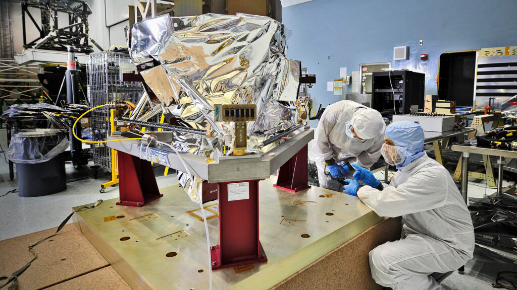 Inspection de l'instrument MIRI. // Source : NASA/Chris Gunn (photo recadrée)