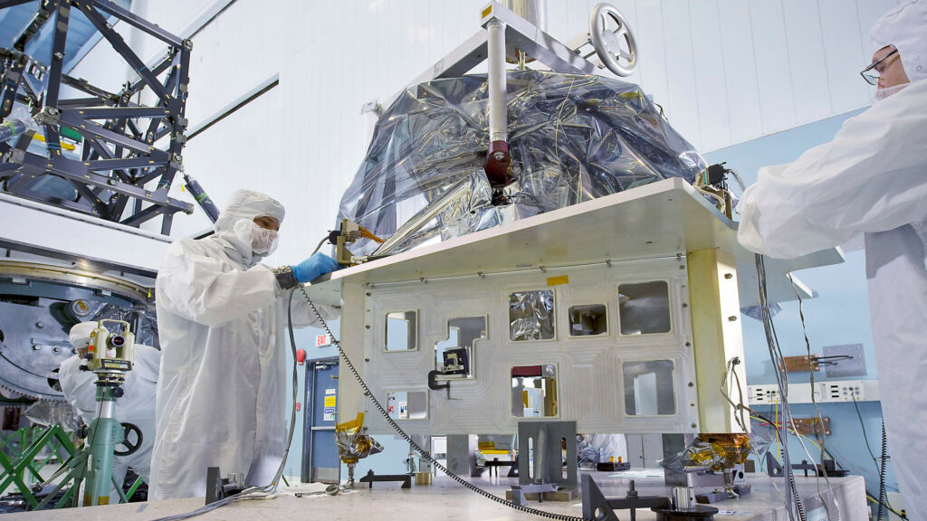 Préparation de l'instrument MIRI. // Source : NASA/Chris Gunn; Caption: NASA/Rob Gutro (photo recadrée)