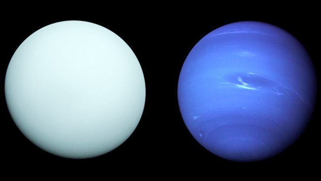 Uranus (à gauche, d'un bleu clair et pâle, uniforme) et Neptune (à droite, d'un bleu plus foncé, avec des tâches visibles) photographiées par Voyager 2. // Source : Nasa