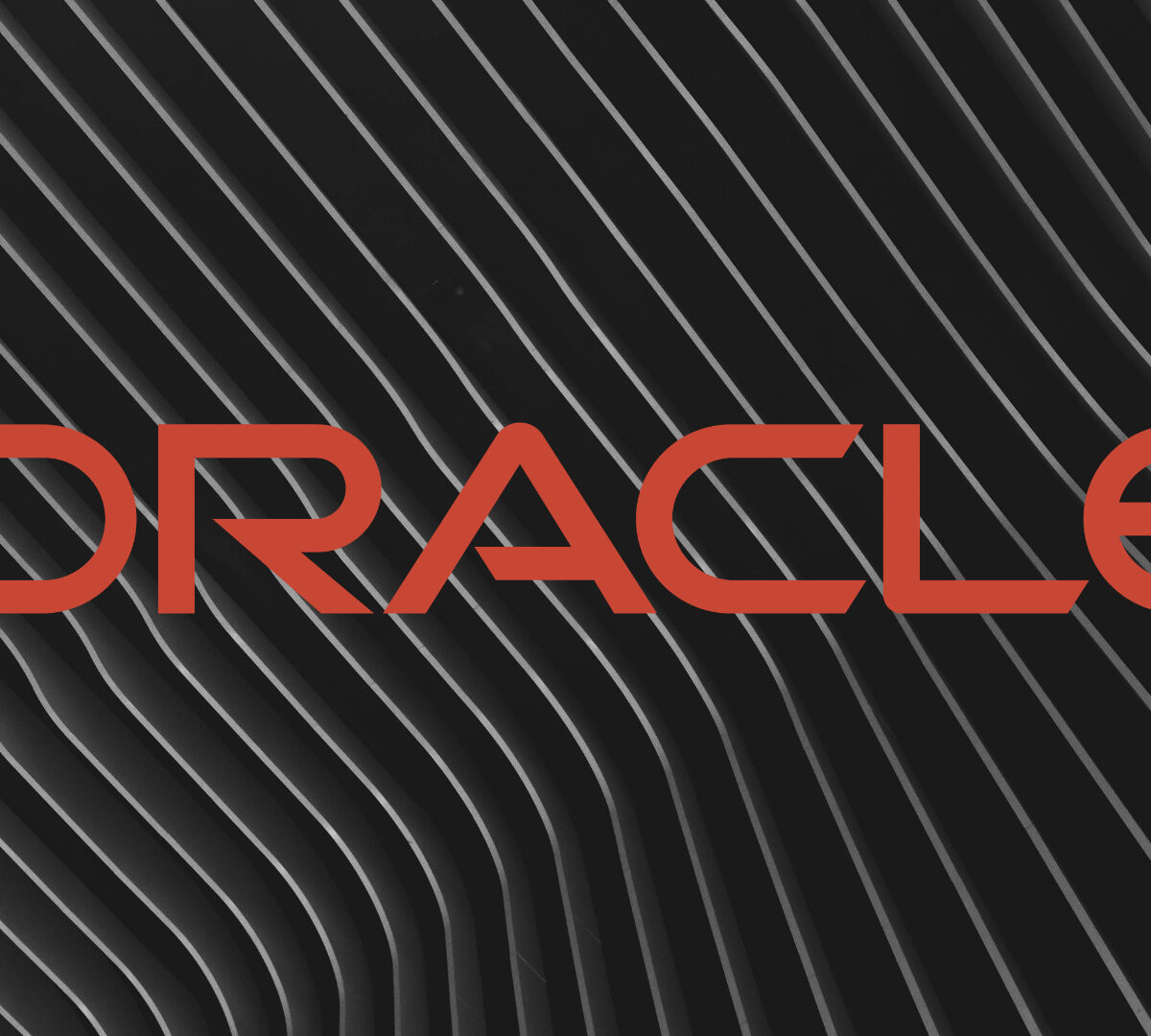 Logo d'Oracle. // Source : Wikimedia/CC/Oracle Corporation ; Pexels/Adrien Olichon ; montage Numerama