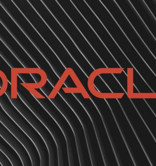 Logo d'Oracle. // Source : Wikimedia/CC/Oracle Corporation ; Pexels/Adrien Olichon ; montage Numerama