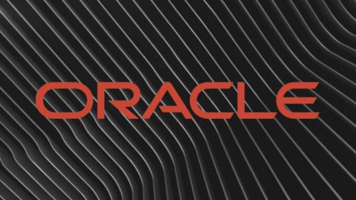 Logo d'Oracle. // Source : Wikimedia/CC/Oracle Corporation ; Pexels/Adrien Olichon ; montage Numerama