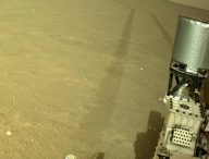 Perseverance roulant sur Mars. // Source : Via Twitter @NASAPersevere (photo recadrée)