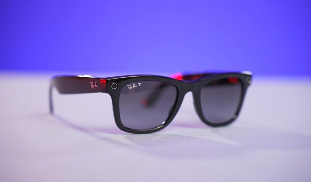 Les Ray-Ban Stories ressemblent à des Ray-Ban normales. // Source : Numerama