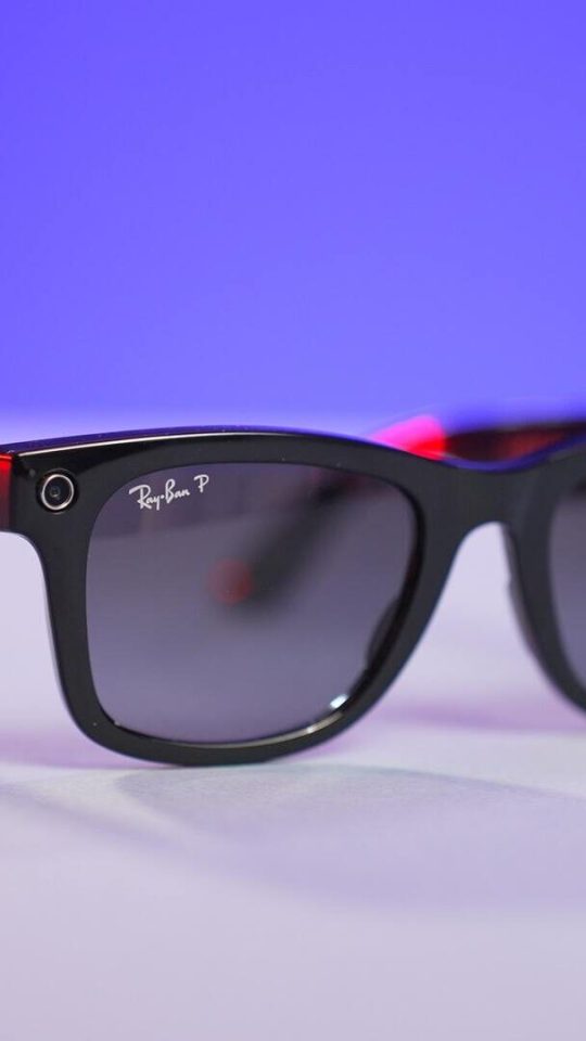 Les Ray-Ban Stories ressemblent à des Ray-Ban normales. // Source : Numerama