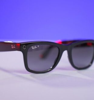 Les Ray-Ban Stories ressemblent à des Ray-Ban normales. // Source : Numerama