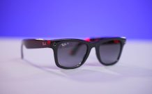 Les Ray-Ban Stories ressemblent à des Ray-Ban normales. // Source : Numerama Les Ray-Ban Stories ressemblent à des Ray-Ban normales. // Source : Numerama