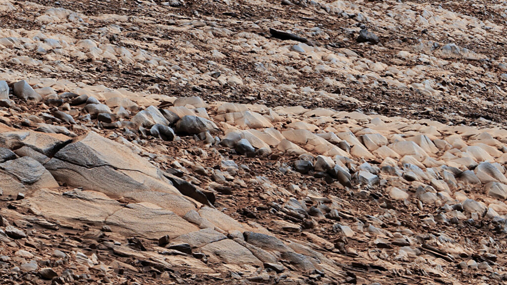 Zoom sur les rochers vus par Curiosity. // Source : NASA/JPL-Caltech/MSSS (image recadrée)