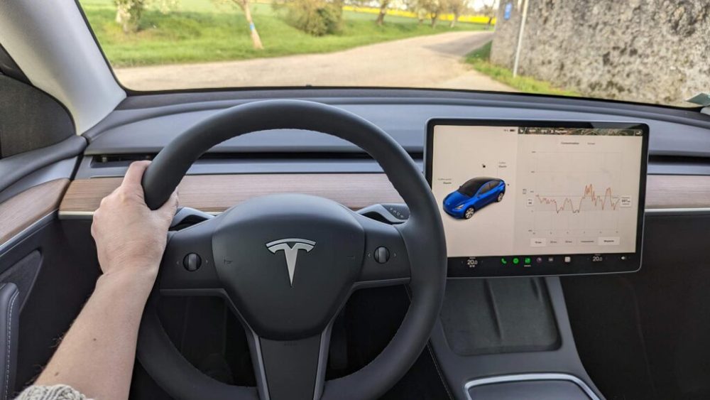 Au volant du Tesla Model Y  // Source : Raphaelle Baut pour Numerama