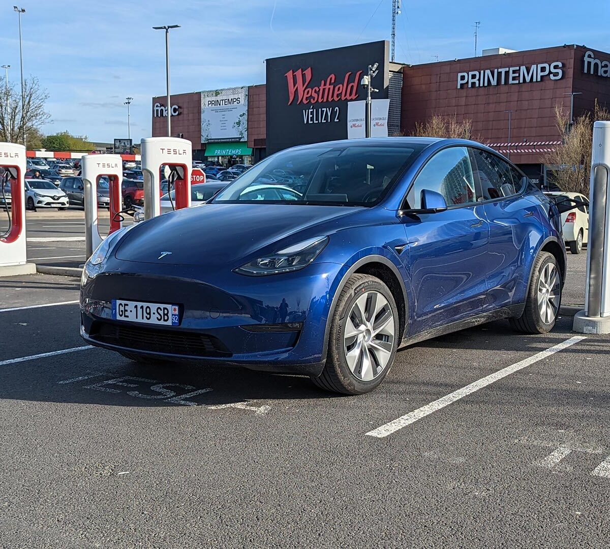 Recharge Model Y sur superchargeur Tesla // Source : Raphaelle Baut pour Numerama